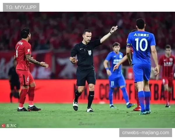 激烈对抗!上海德比上半场出现5张黄牌